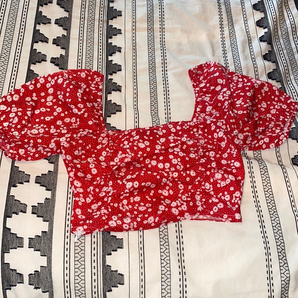 Ruffle sleeve crop